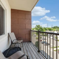 Downtown Birdseye View | AC | 85' TV | Balcony