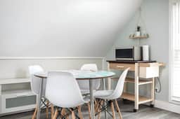 Modern Mid-Century | Downtown | AC | Walkable |