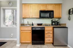 Cozy Beach Front Condo | AC | Beach | Waterfront |
