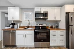 Large Apt | Downtown | AC | Beach | Shops | Walk |