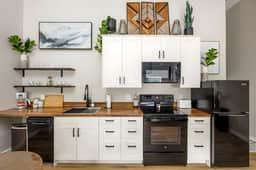 Modern & Cozy Studio | Walk to Downtown & Beach