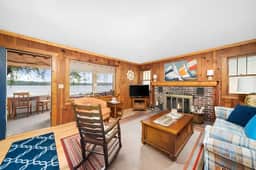 Willow Tree Cottage: Waterfront on Suttons Bay