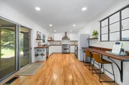 Bayside Bungalow: West Bay Views Minutes to TC