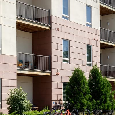 Downtown Birdseye View | AC | 85' TV | Balcony