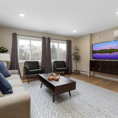 Large Apt | Downtown | AC | Beach | Shops | Walk |
