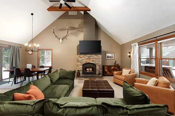 Majestic Maples Escapes | Hot Tub | Firepit | Deck | Large Yar - Image 1