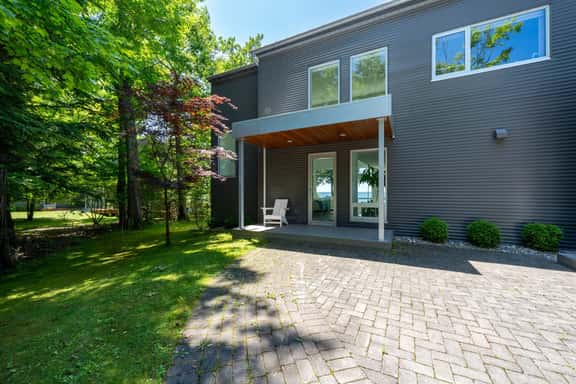 Old Mission Peninsula Luxury on West Bay - Image 1