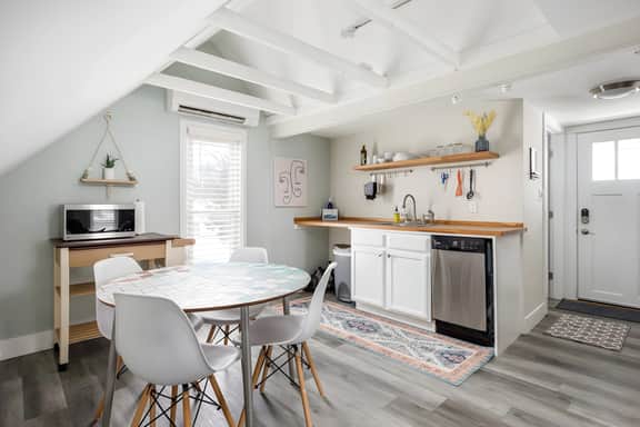 Modern Mid-Century | Downtown | AC | Walkable |