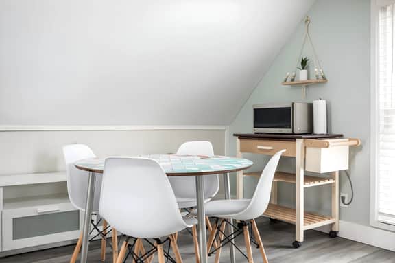 Modern Mid-Century | Downtown | AC | Walkable |