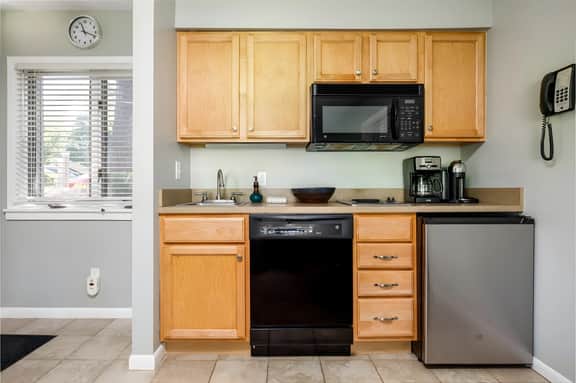 Cozy Beach Front Condo | AC | Beach | Waterfront |