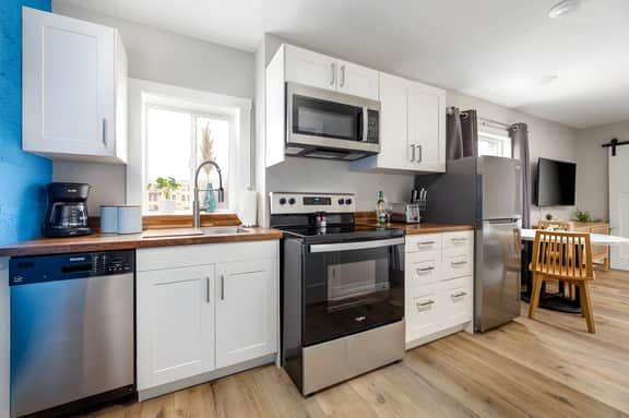 Downtown Newly Remodeled Apartment | AC | Beach |
