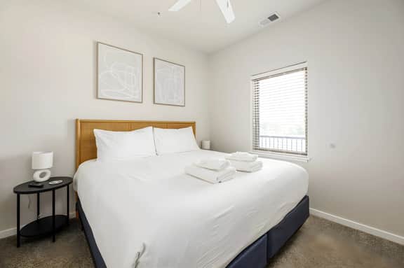 Downtown Birdseye View | AC | 85' TV | Balcony