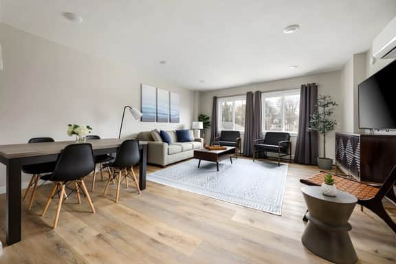 Large Apt | Downtown | AC | Beach | Shops | Walk |