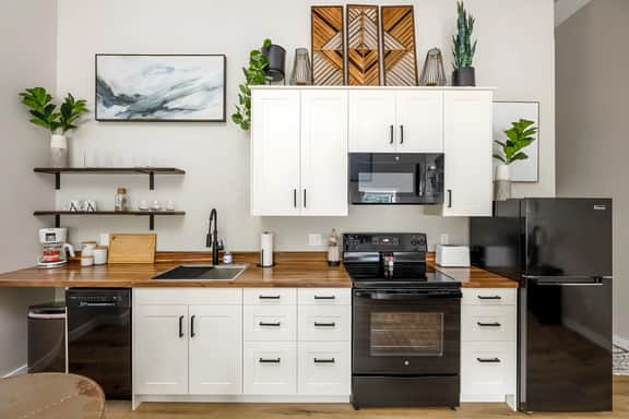 Modern & Cozy Studio | Walk to Downtown & Beach