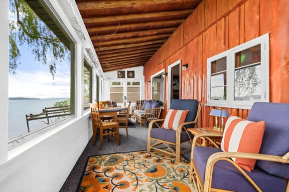 Willow Tree Cottage: Waterfront on Suttons Bay