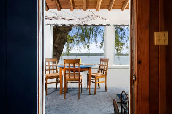 Willow Tree Cottage: Waterfront on Suttons Bay