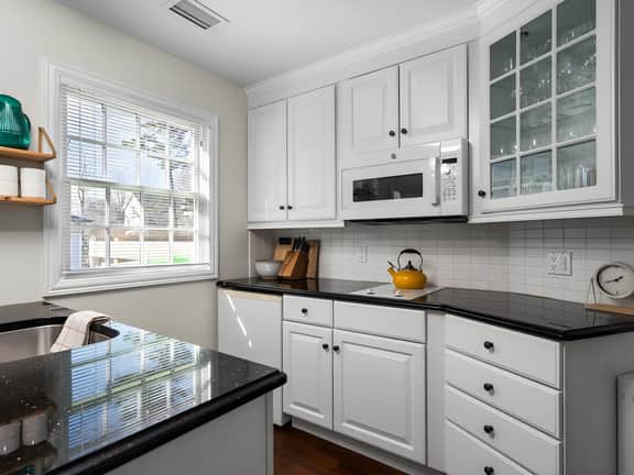 Urban Stay By The Bay: Downtown Pet-Friendly Home - Image 4