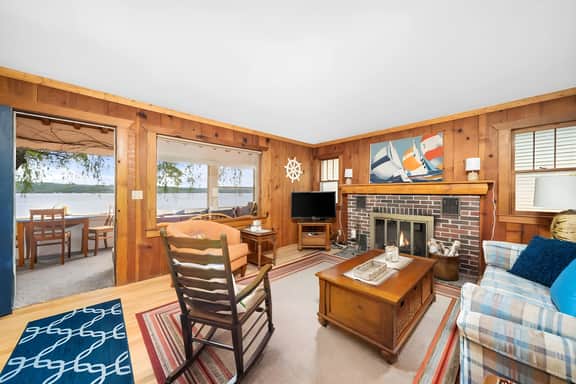 Willow Tree Cottage: Waterfront on Suttons Bay