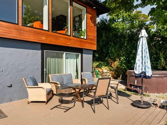 Beach House - Lakefront with a Hot Tub!
