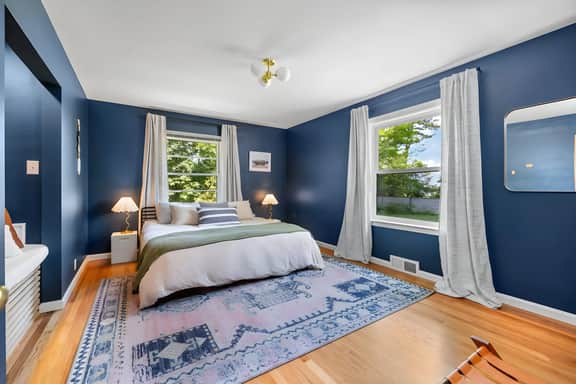Bayside Bungalow: West Bay Views Minutes to TC