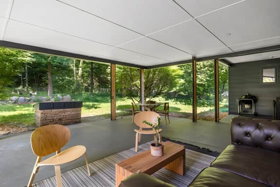 Bayside Bungalow: West Bay Views Minutes to TC