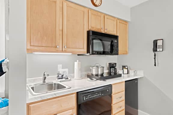Cozy Beach Front Condo | AC | Beach | Waterfront | - Image 4