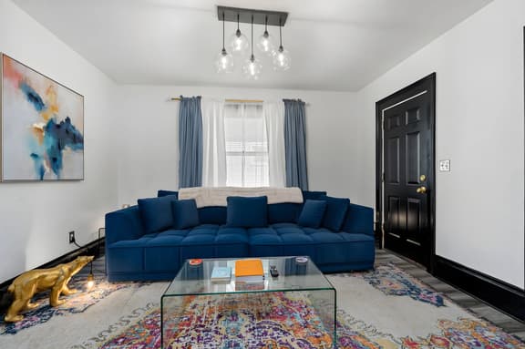Vintage Vibes Duplex | Downtown | Beach | AC |