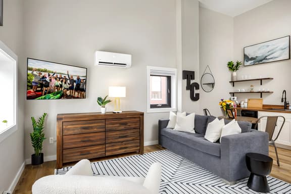 Modern & Cozy Studio | Walk to Downtown & Beach
