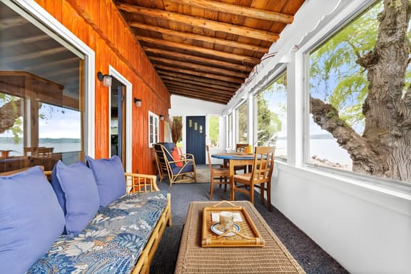 Willow Tree Cottage: Waterfront on Suttons Bay