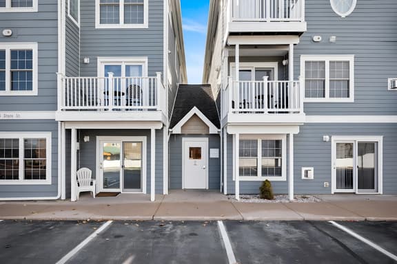 Bay Park 32: Downtown Condo!