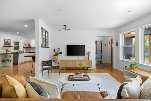 Bayside Bungalow: West Bay Views Minutes to TC
