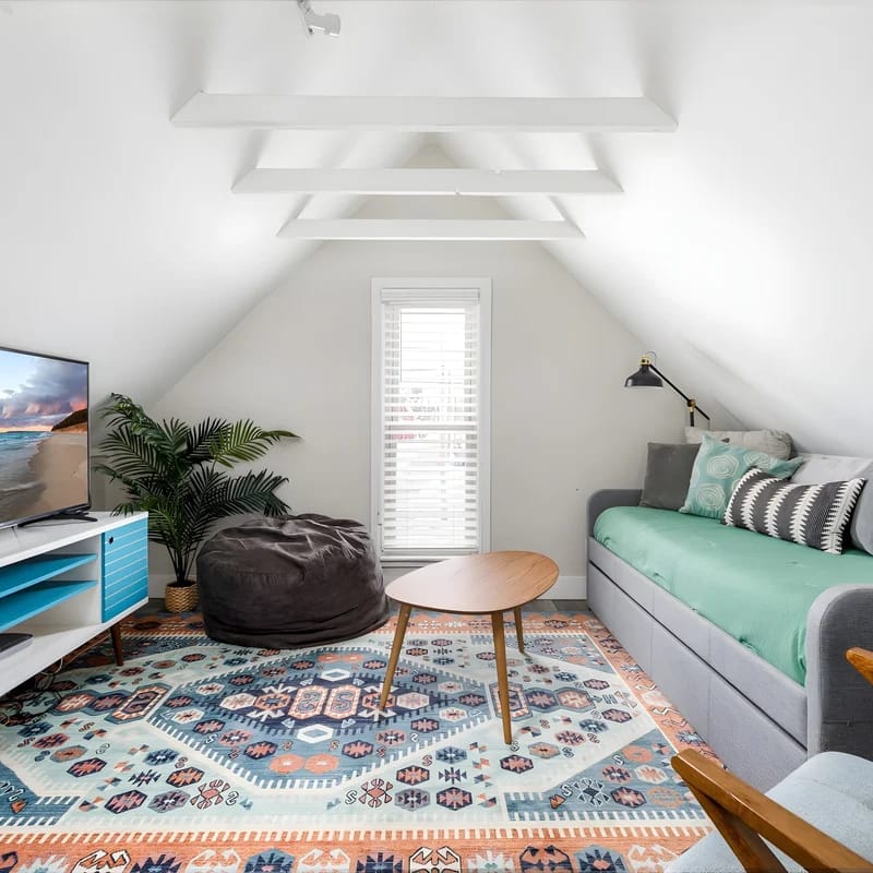 Modern Mid-Century | Downtown | AC | Walkable |
